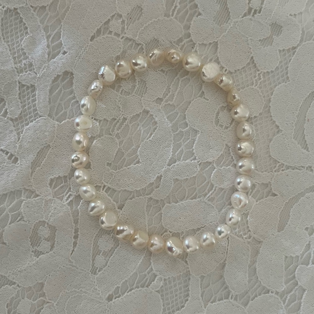 Classic Pearl Stretch Bracelet – Timeless & Elegant